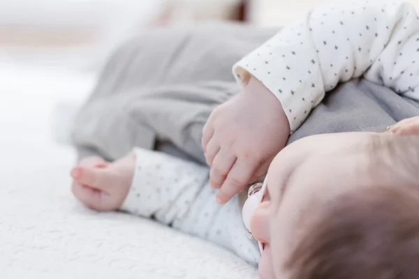 Bonito bebê menina dormindo sobre cama branca — Fotografia de Stock