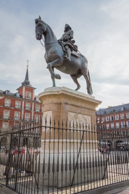 plaza mayor, madrid, philips III Kral heykeli