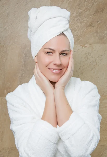 Retrato de mulher bonita com um roupão de banho branco — Fotografia de Stock