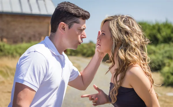 Casal tendo argumento em disputa — Fotografia de Stock