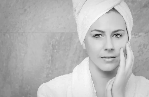 Retrato de mulher bonita com um roupão de banho branco — Fotografia de Stock