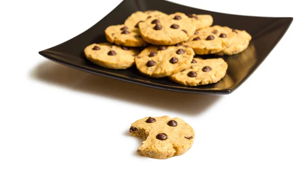 Biscotti al cioccolato su un piatto nero — Foto Stock