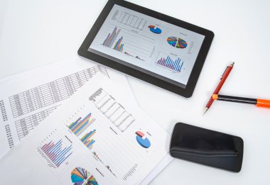 Dijital tablet ve telefon ile modern iş yeri