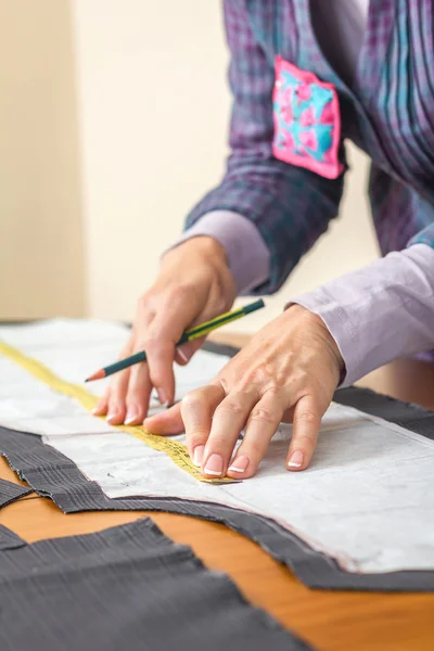 Dressmaker modello sarto misura sul tavolo — Foto Stock