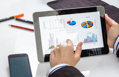 belgelerin dijital tablet gösteren iş kadını