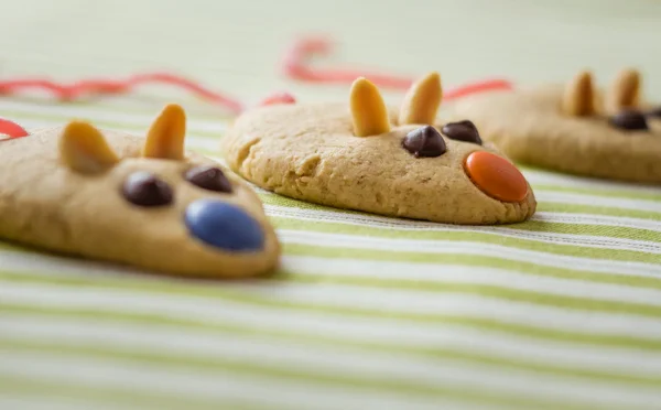 Kekse mit mausförmigem und rotem Süßholzschwanz — Stockfoto