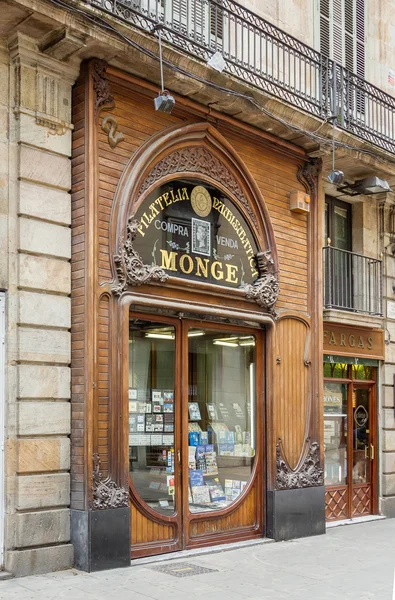 Fachada modernista de tienda filatelia, en Barcelona — Foto de Stock