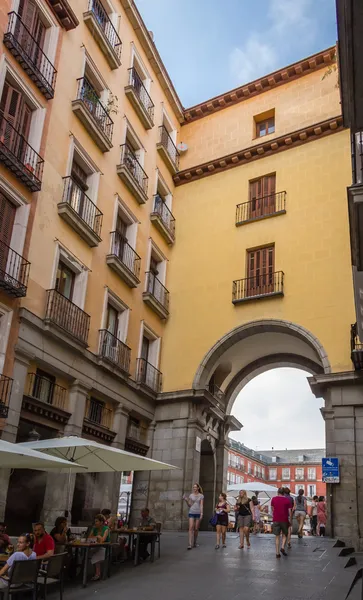 Archway ingang van plaza burgemeester van madrid, Spanje — Stockfoto