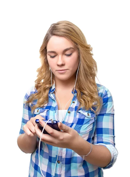 Adolescente loira em busca de música com smartphone — Fotografia de Stock