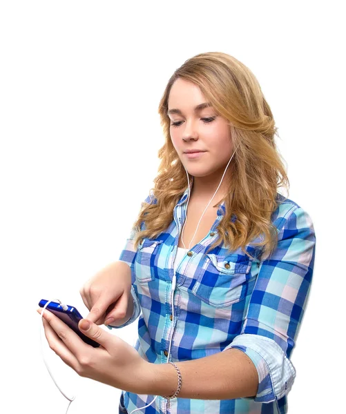 Blonde tiener zoeken muziek met smartphone — Stockfoto