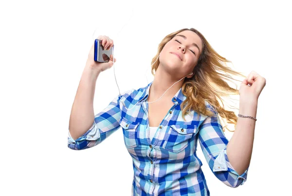 Blonde tiener luisteren muziek met smartphone — Stockfoto