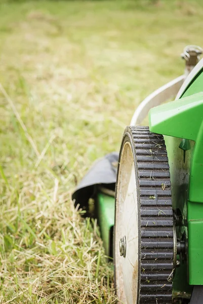 Closeup of lawnmower in the garden ready to cut — Stock Photo, Image