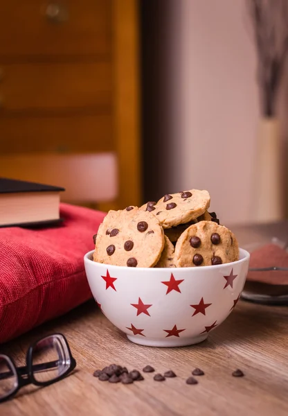 Csokoládé chip cookie-kat és tejet fa háttér — Stock Fotó