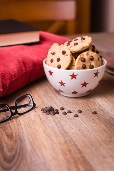 Biscuits aux pépites de chocolat et lait sur fond bois — Photo