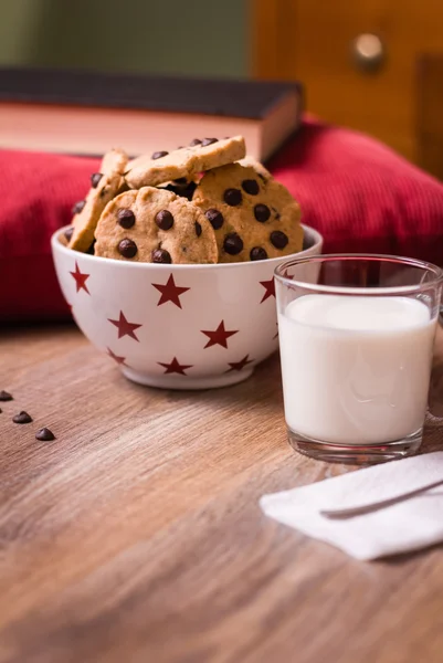 Chocolate chip cookies and milk on wood background — Stock Photo, Image