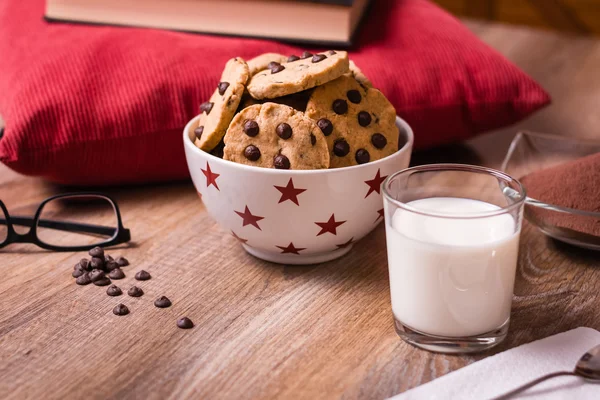 Chocolate chip cookies and milk on wood background — Stock Photo, Image