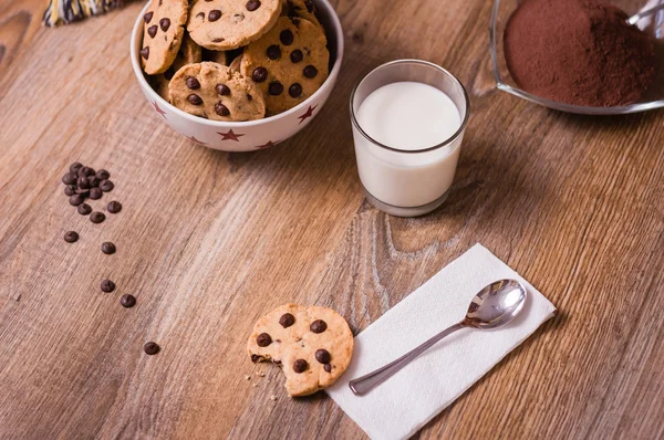 Csokoládé chip cookie-kat és tejet fa háttér — Stock Fotó