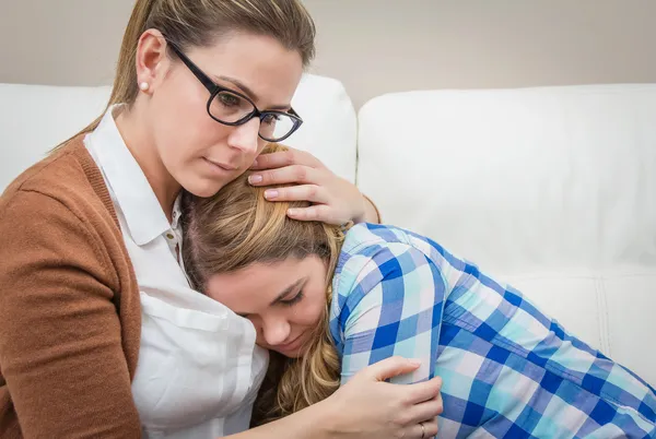 Mor omfamnar och lugnar deprimerad dotter — Stockfoto