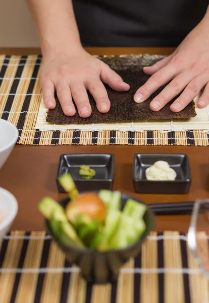 Femme chef prêt à préparer des rouleaux de sushi japonais — Photo