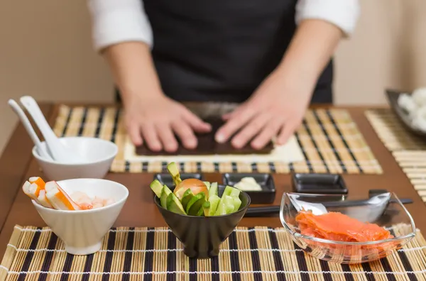 Mulher chef pronto para preparar rolos de sushi japonês — Fotografia de Stock
