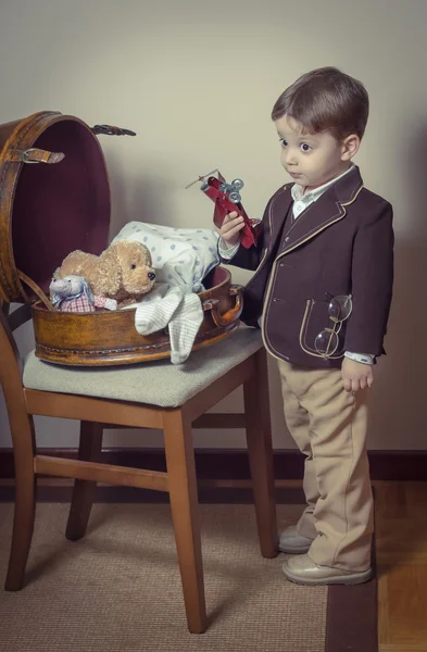 Vintage portret chłopca, grając z blaszanych zabawek — Zdjęcie stockowe