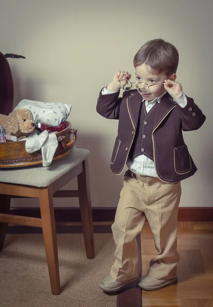 Vintage retrato de menino brincando com velhos óculos — Fotografia de Stock