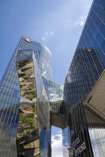 Widok nowoczesny szklany biurowiec w Barcelonie — Zdjęcie stockowe