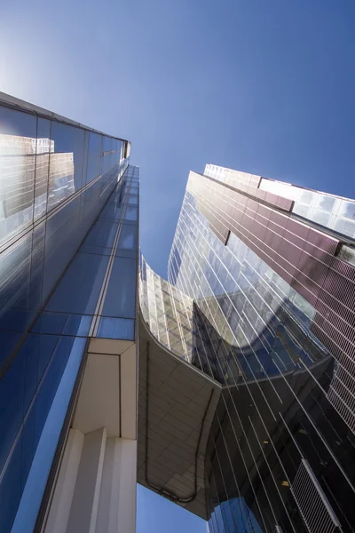 Blick auf modernes gläsernes Bürogebäude in Barcelona — Stockfoto