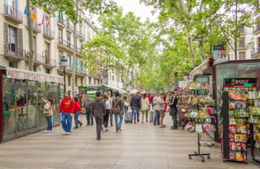 la rambla barcelona sokak içinde çiçek standları