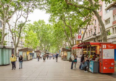 Barselona La rambla Caddesi yürüyüş insanlar