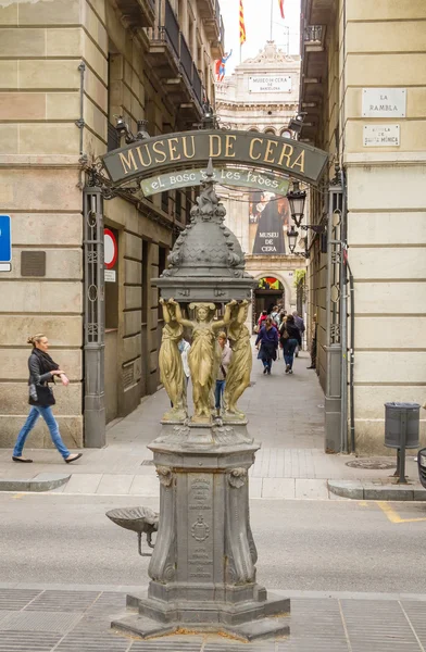 Dekorativní fontána v la rambla ulice, barcelona — Stock fotografie