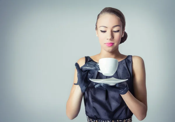 Vintage beautiful fashion girl with coffee cup — Stock Photo, Image