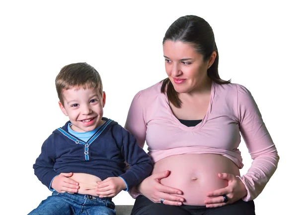 Zwangere moeder en zoon vergelijken hun buiken — Stockfoto