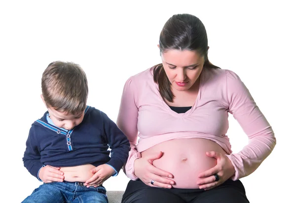 Zwangere moeder en zoon vergelijken hun buiken — Stockfoto