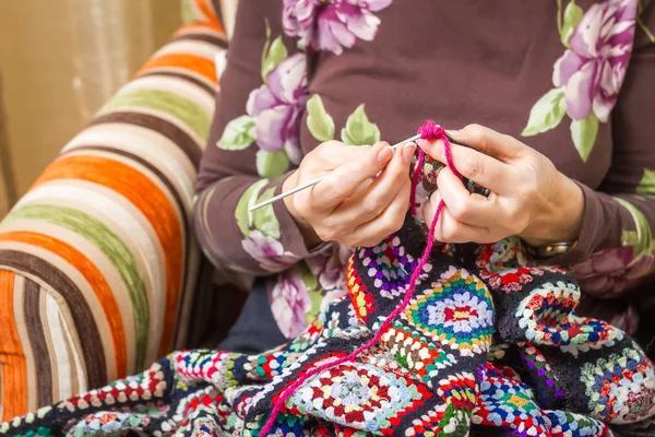 Hands of woman knitting a vintage wool quilt — Stock Photo, Image