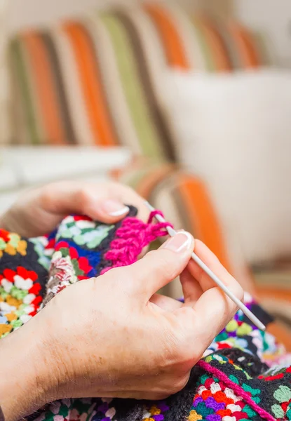 Mani di donna che lavora a maglia una trapunta di lana vintage — Foto Stock