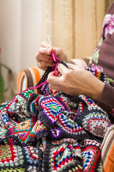 Mains de femme tricotant une courtepointe de laine vintage — Photo