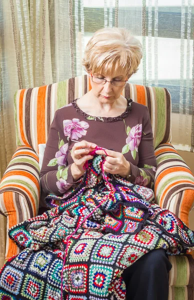 Retrato de mujer tejiendo un edredón de lana vintage — Foto de Stock