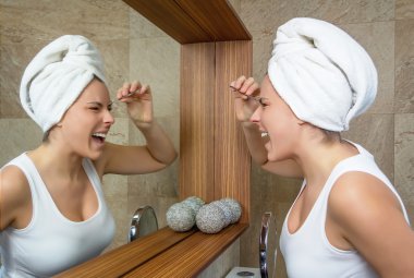 kaşlarını cımbızla koparma kız portresi