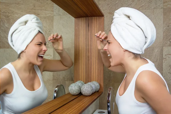 kaşlarını cımbızla koparma kız portresi