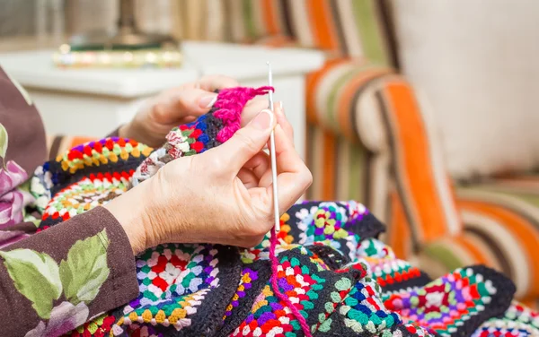 Mãos de mulher tricotando uma colcha de lã vintage — Fotografia de Stock