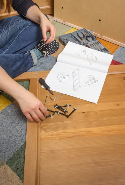 Flicka med verktyg redo att montera möbler — Stockfoto