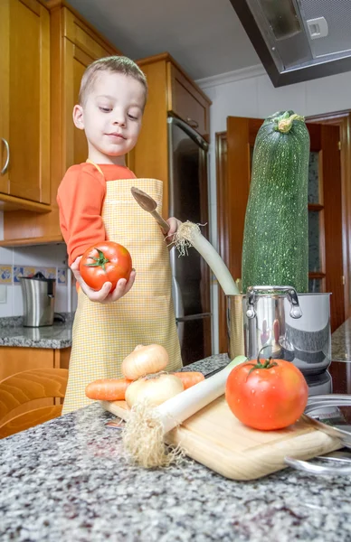 Χαριτωμένο παιδί σεφ μαγειρικής μεγάλο κολοκύθι σε μια κατσαρόλα — Φωτογραφία Αρχείου