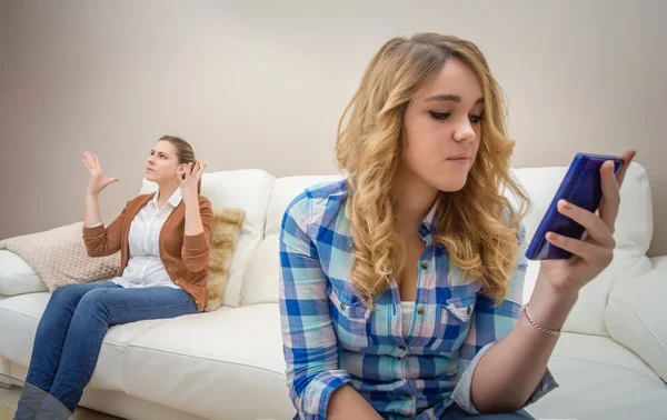 kızı bir telefon arıyor ve annesi yok sayılıyor