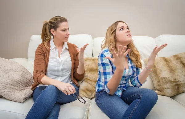 Furiosa madre discutiendo con su hija adolescente — Foto de Stock