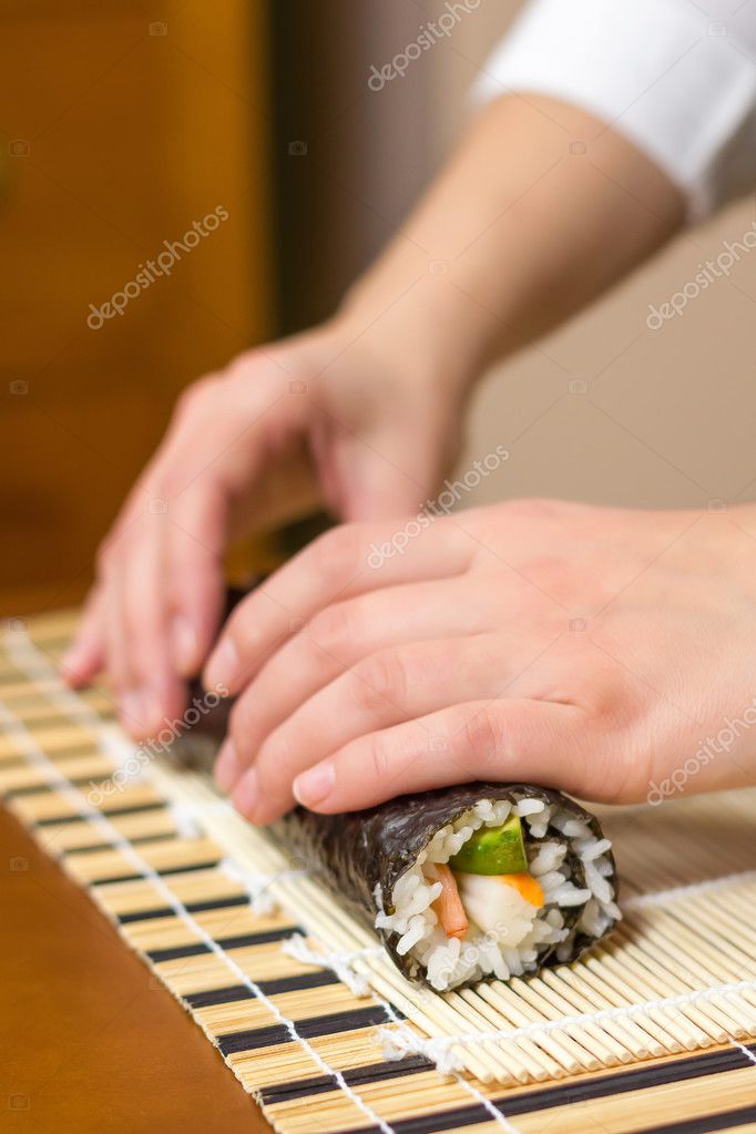 手中的女厨师卷起日本寿司 图库照片 C Doble Dphoto 手中的女厨师卷起日本寿司 图库照片 C Doble Dphoto