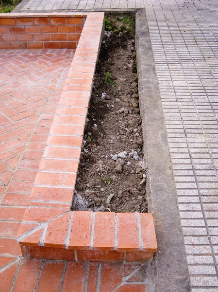 Pared baja construida con adoquines de ladrillo naranja —  Fotos de Stock