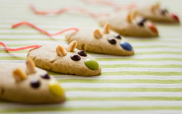 Kekse mit mausförmigem und rotem Süßholzschwanz — Stockfoto