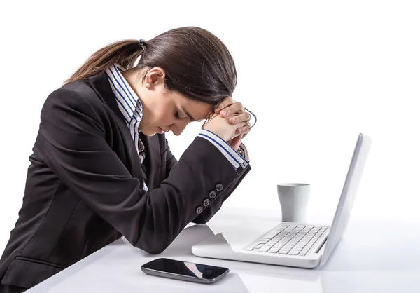 Mujer de negocios estresada y cansada con un portátil —  Fotos de Stock