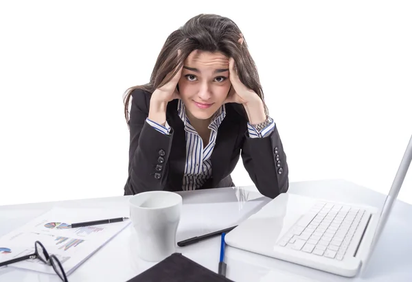 Stressad affärskvinna med händer i hennes huvud — Stockfoto